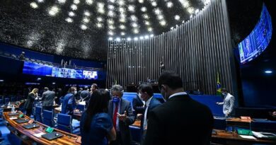 Com cortes de direitos dos servidores, Senado aprova proposta em dois turnos, com inclusão de estado de calamidade para concessão de auxílio emergencial de apenas R$ 250, por ínfimos quatro meses Com cortes de direitos dos servidores, Senado aprova proposta em dois turnos, com inclusão de estado de calamidade para concessão de auxílio emergencial de apenas R$ 250, por ínfimos quatro meses